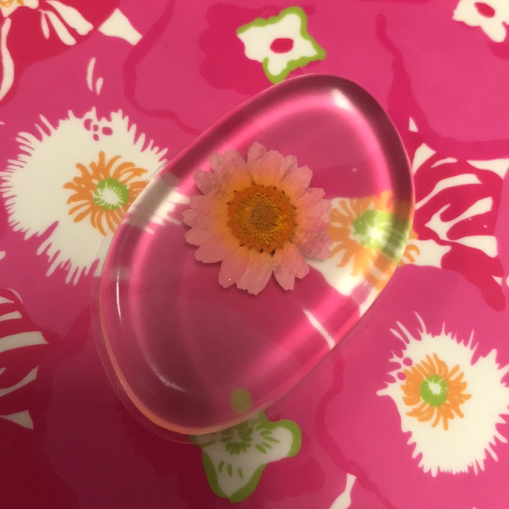 FREE (NEW) Silicone Makeup Sponge w Pressed Flower - Picture 5 of 5